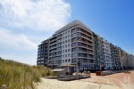 Op een unieke locatie, aan het einde van de zeedijk van Wenduine, op het gelijkvloers van de prestigieuze res. "Hermes" bieden wij u dit volledig gemeubeld 1 slaapkamer appartement te huur aan.
Indeling: ruime woonkamer met aangrenzend terras en uitzicht op de duinengordel, volledig ingerichte en open keuken, inkomhall met afzonderlijk toilet en vestiaire, badkamer met douche, 1 slaapkamer, berging en individuele cv op gas. In de handige fietsenberging op het gelijkvloers bevinden zich nog 2 private fietshaken. De uiterst smaakvolle inrichting, de luxueuze afwerking (o.a. Miele toestellen in de keuken, onderhoudsvriendelijke volkeramische vloertegels en faïence, ...) en de absolute topligging op enkele passen van het strand en de uitnodigende surfclub van Wenduine, maken dit plaatje compleet! Dit appartement is beschikbaar vanaf 01/04/2025 en enkel te huur als 2de verblijf; bij de vermelde huurprijs komen er geen bijkomende kosten gebouw/syndic.
Onder deze tekst bij "documenten" vindt u een grondplan. (22/001)